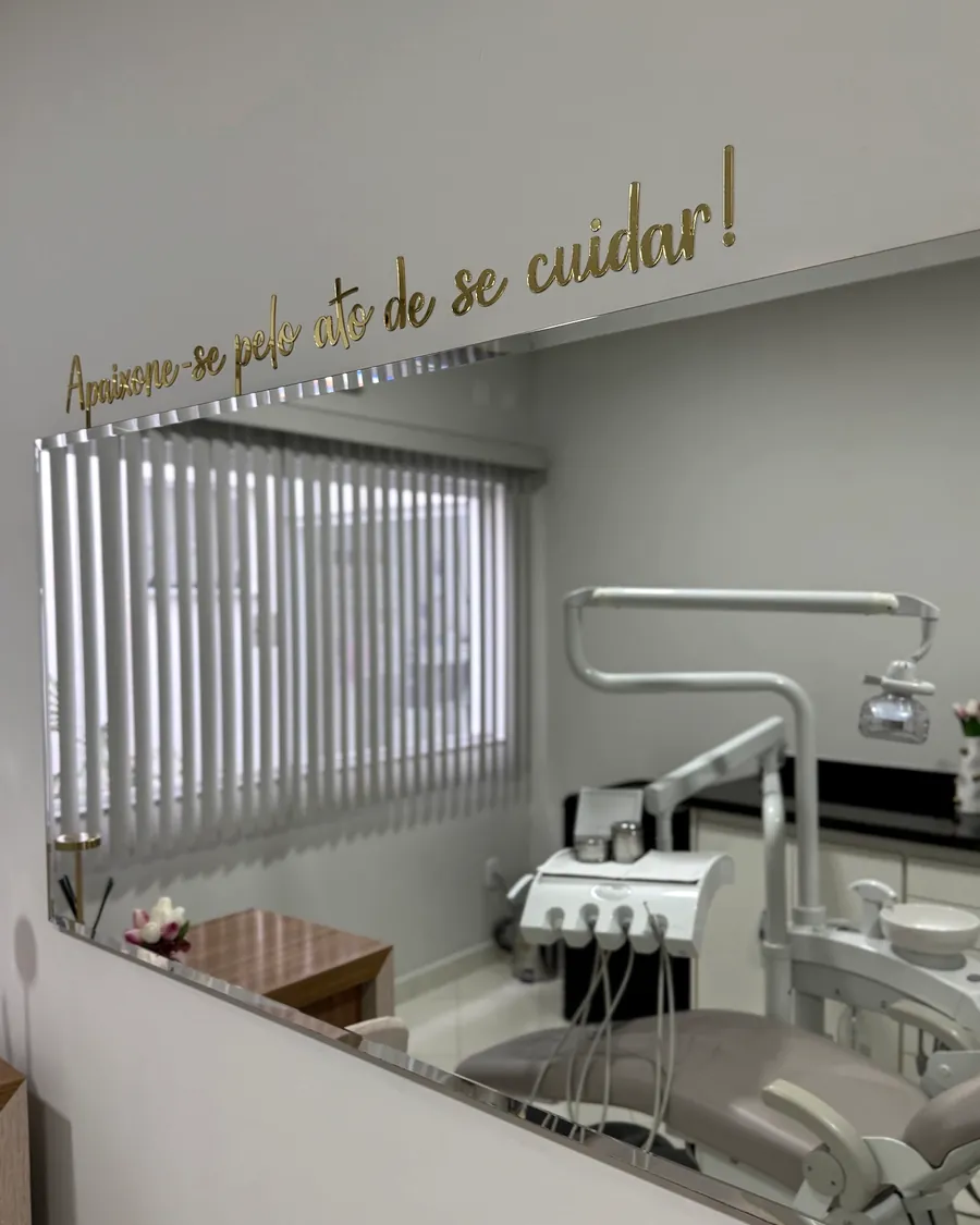 Consultório da UNNI com a frase dourada Apaixone-se pelo ato de se cuidar
